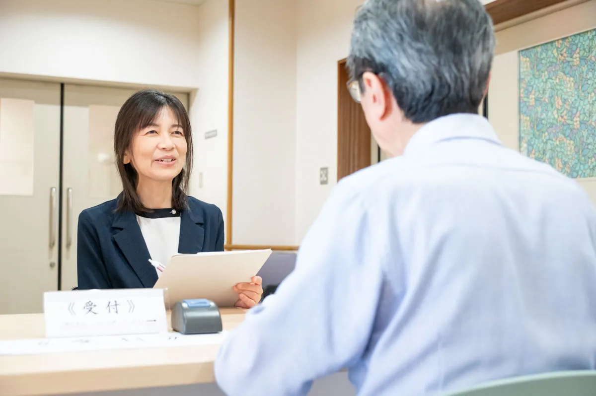 相談支援専門員の女性が相談を受けている様子